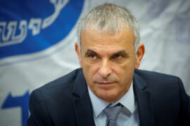 Finance Minister Moshe Kaḥlon (Kulanu)