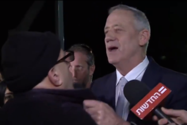 Benny Gantz putting hands on Elie Yosef who confronted him about arms sales to South Sudan