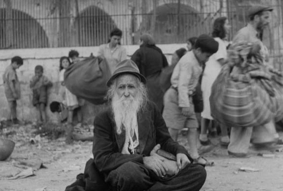 Jewish refugees flee Jerusalem in 1948