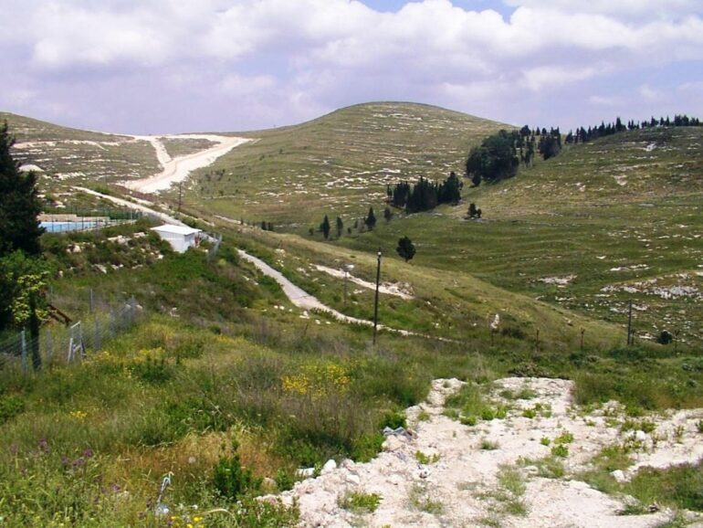Ḥomesh in northern Samaria